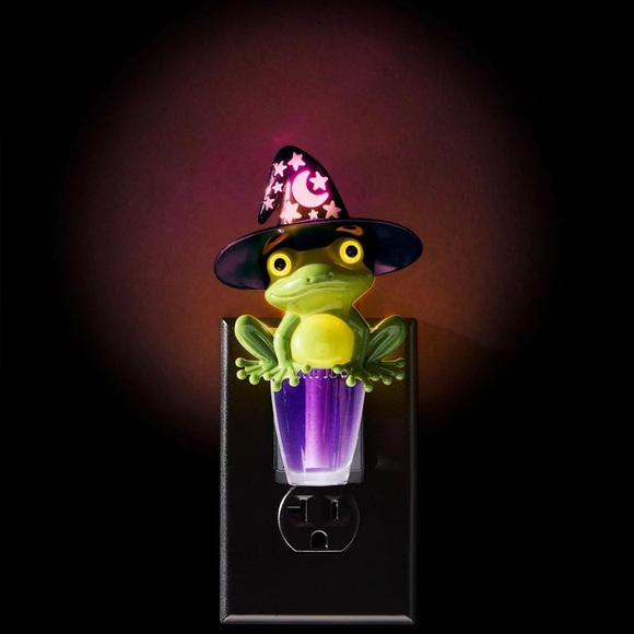 NWT wallflower plug Witchy Frog Wallflower Plug Lights Up - Picture 1 of 6